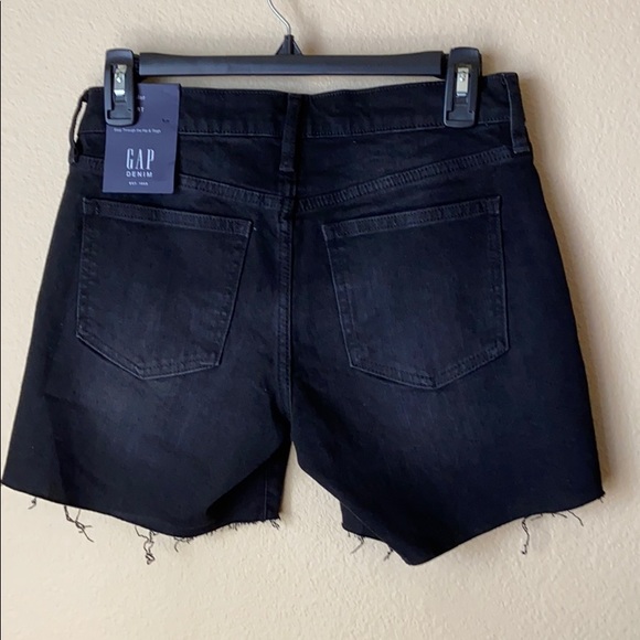 NWT GAP 5” Black Denim Raw Hem Shorts - Picture 2 of 5